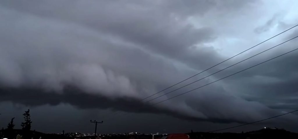 Bίντεο: Απίστευτο shelf cloud «σκέπασε» τα νότια προάστια της Αττικής!