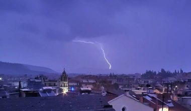 Σπάνιο φαινόμενο πάνω από τον Υμηττό: Ο «ανάποδος κεραυνός» της κακοκαιρίας Adel
