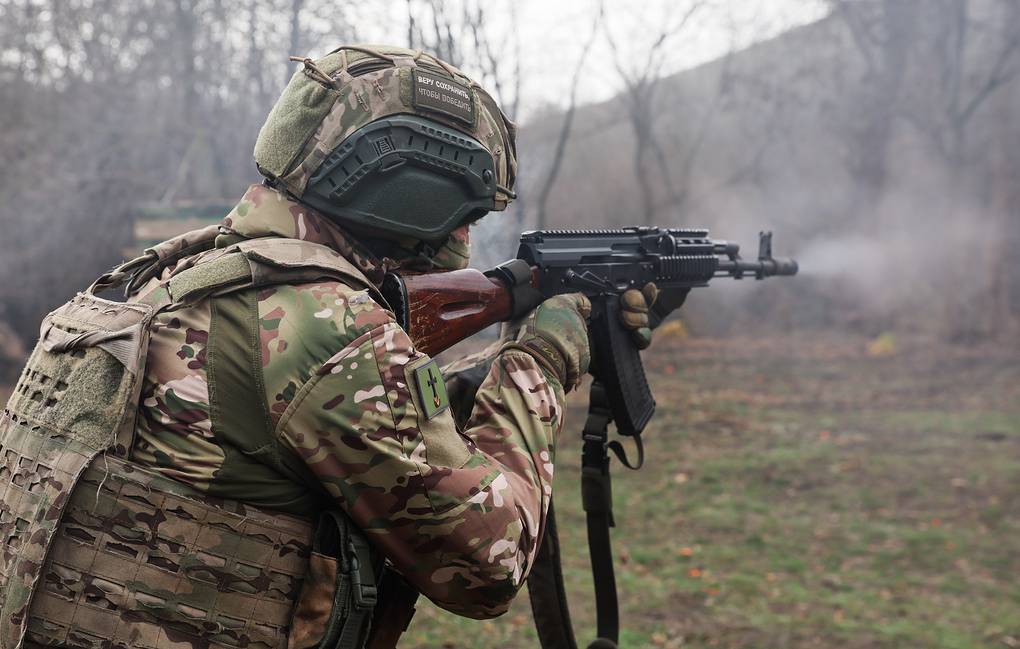 Βίντεο: Τετ α τετ μάχη Ρώσου στρατιώτη με Ουκρανούς αλεξιπτωτιστές στην Ντομπροπρίλια – Τους «καθάρισε» μόνος του