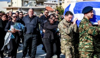 Ανείπωτη θλίψη στο Τυμπάκι: Η γαλανόλευκη σκέπασε το φέρετρο του 19χρονου ΕΠΟΠ – Παρών και ο Α/ΓΕΣ (βίντεο & φωτο)