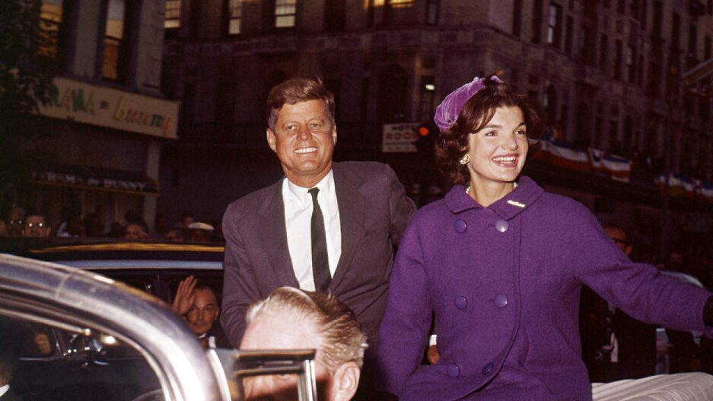 Τζάκι Κένεντι: Σε δημοπρασία το βιολετί παλτό που φορούσε τη βραδιά των εκλογών του 1960