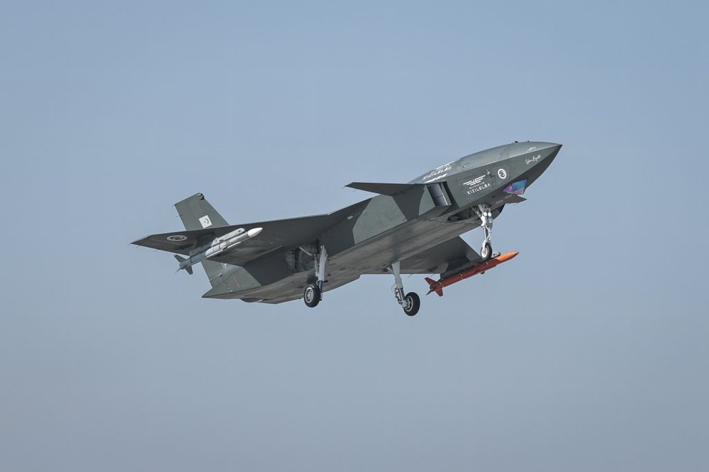 Kızılelma: Το τουρκικό UAV πραγματοποίησε βολή πυραύλου  σε συνθήκες BVR