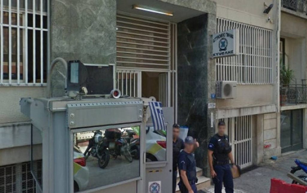 Eννέα όπλα εντοπίστηκαν στην αποχέτευση στα κρατητήρια του ΑΤ Κυψέλης κατά την διάρκεια εργασιών