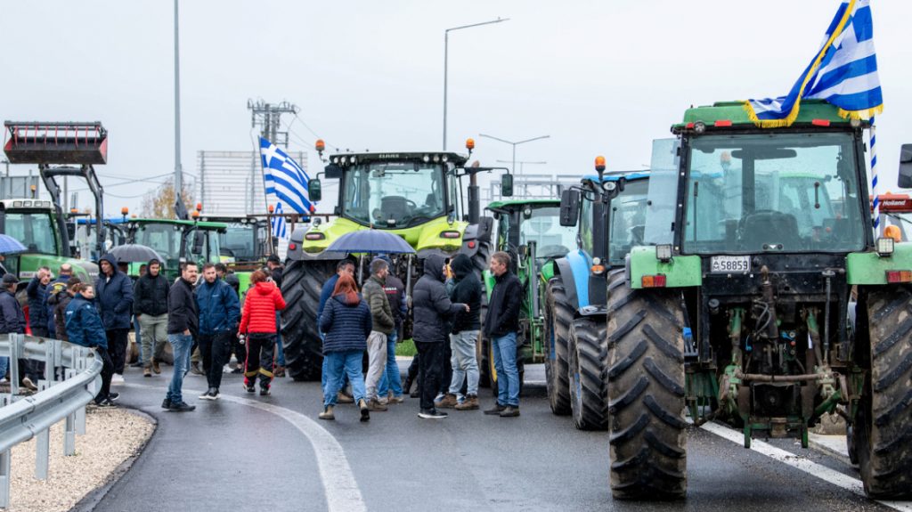 Οι αγρότες της Θράκης απέκλεισαν τα σύνορα με την Βουλγαρία: «Θέλουμε να δώσουμε ένα μάθημα στην κυβέρνηση»