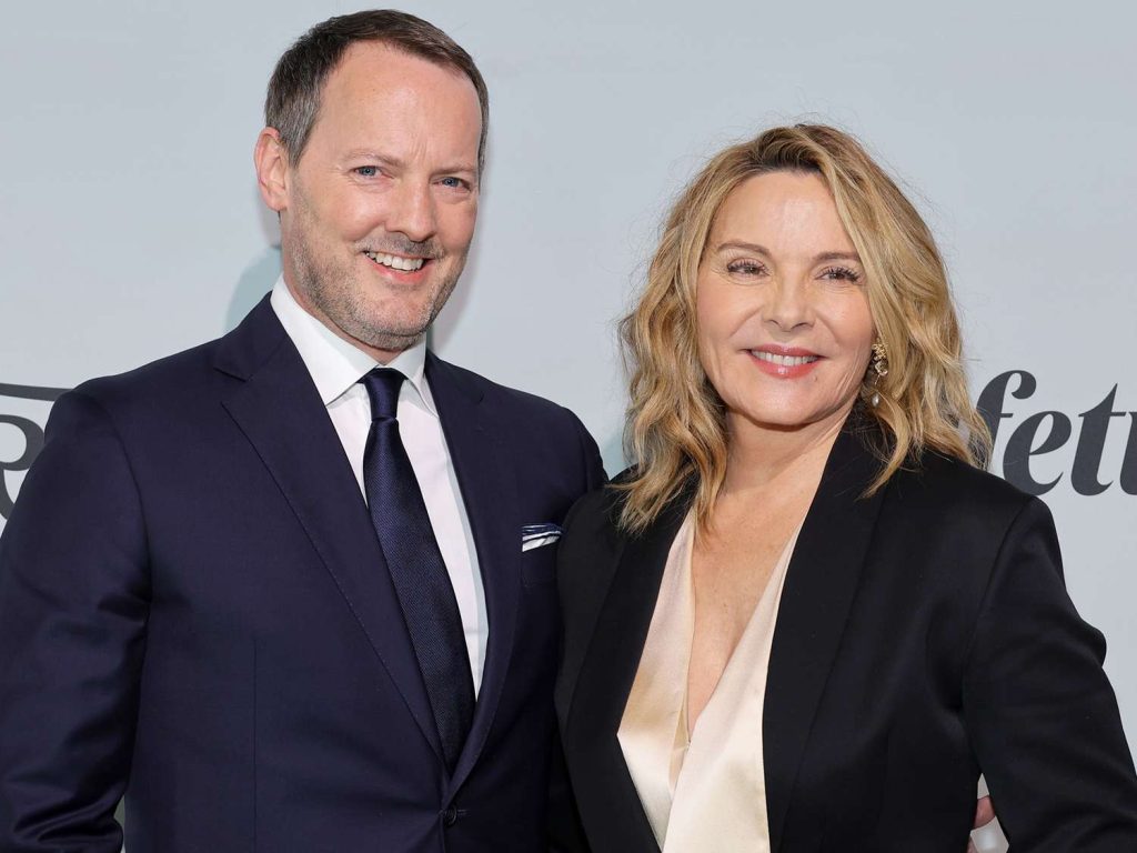 Κιμ Κατράλ: Τέταρτος γάμος για την 69χρονη ηθοποιό – Παντρεύτηκε τον κατά 14 χρόνια νεότερο Ράσελ Τόμας (φωτο)