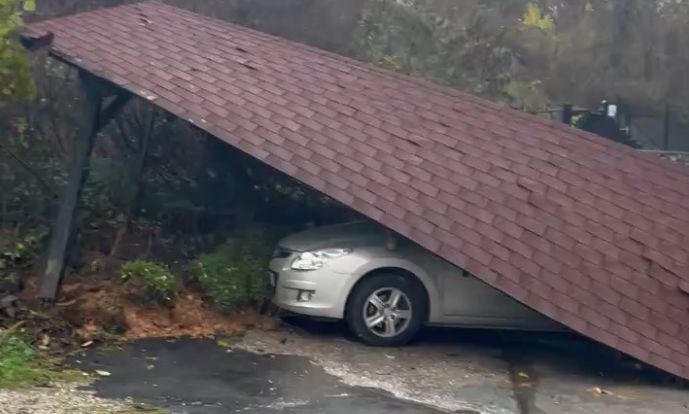 Κακοκαιρία: Αυτοκίνητο στη Φλώρινα καταπλακώθηκε μετά από κατολίσθηση