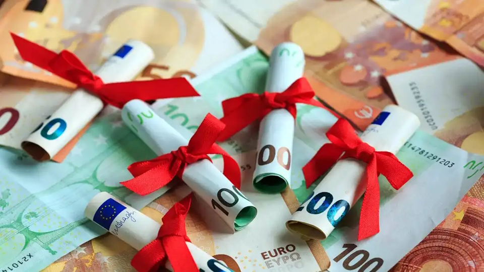 Νωρίτερα φέτος η καταβολή του δώρου Χριστουγέννων – Πώς να το υπολογίσετε