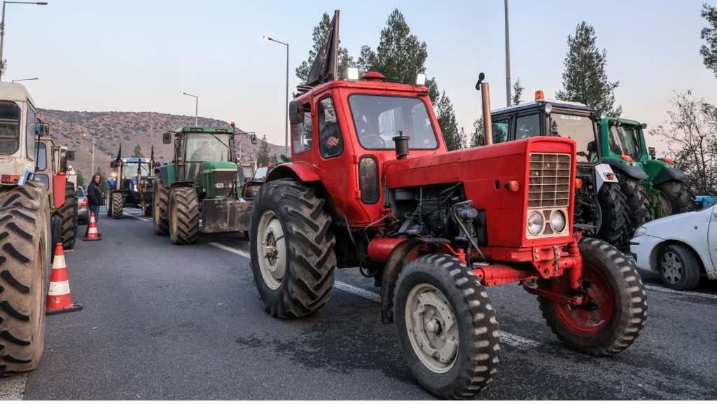 Αγρότες καίνε άχυρα και χύνουν γάλα στην Μαγνησία – Που είναι τα μπλόκα σε όλη την επικράτεια