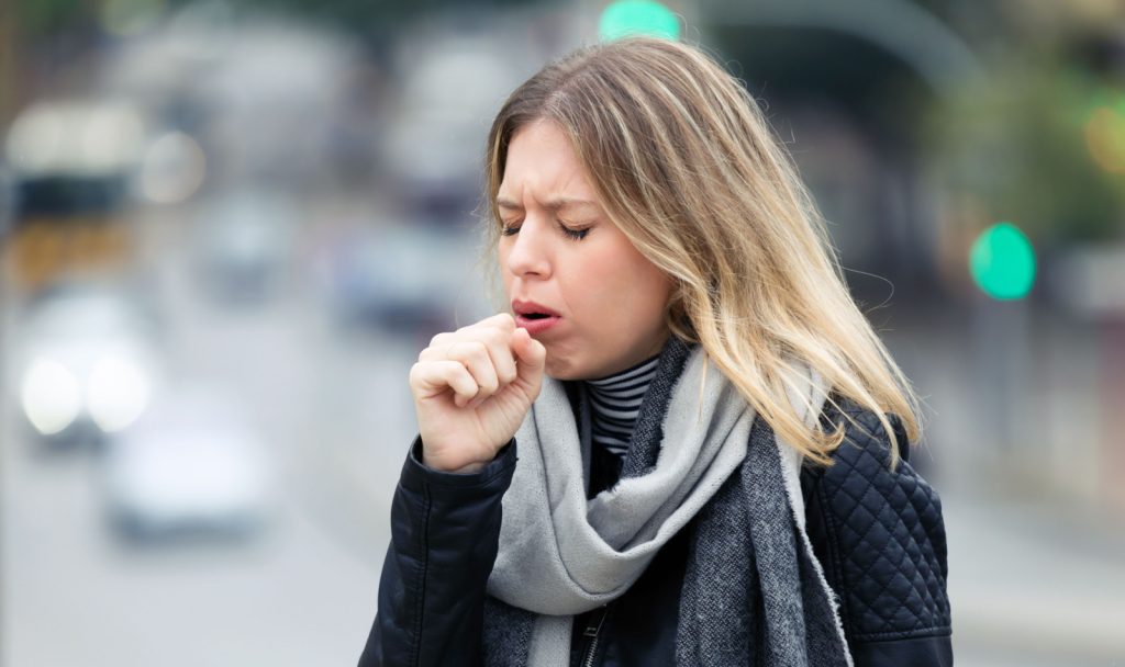 Δείτε γιατί ο ξηρός βήχας επιδεινώνεται τη νύχτα – Οι οκτώ λόγοι