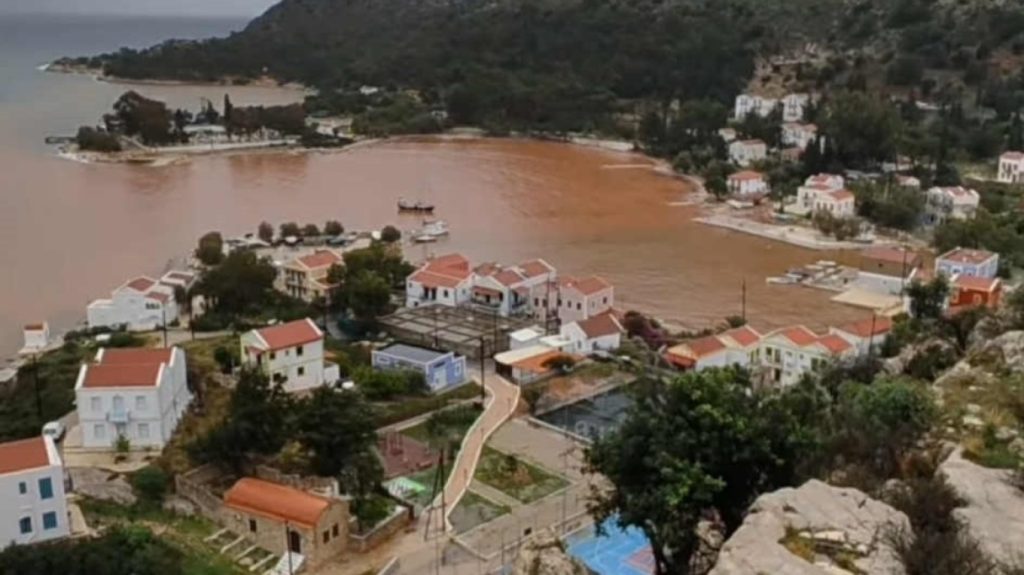 «Πλημμύρισε» από κοκκινόχωμα το Καστελόριζο εξαιτίας της κακοκαιρίας Byron – Δείτε βίντεο και φωτογραφίες