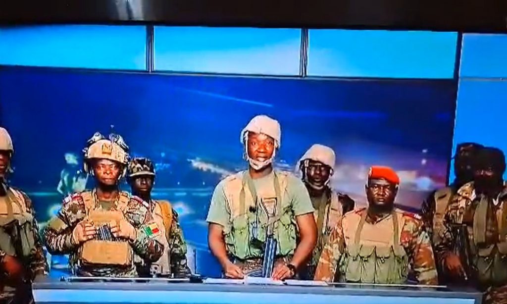 Απόπειρα πραξικοπήματος live στην Μπενίν: Η στιγμή που ένοπλοι εισβάλουν σε τηλεοπτικό σταθμό! (βίντεο)