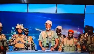 Απόπειρα πραξικοπήματος live στην Μπενίν: Η στιγμή που ένοπλοι εισβάλουν σε τηλεοπτικό σταθμό! (βίντεο)