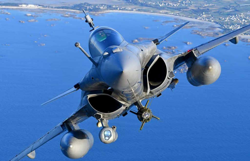 Άσκηση βομβαρδισμού στόχου από γαλλικά Rafale στις ελληνικές ακτές