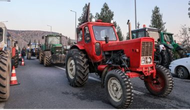 Αγροτικές κινητοποιήσεις: Κλειστή επ’ αόριστον η Ιόνια Οδός – Διακοπή της κυκλοφορίας και στα δύο ρεύματα