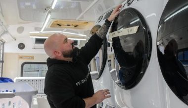 ΗΠΑ: Ε.Α. Αστυνομικός δημιούργησε κινητό πλυντήριο για τα ρούχα των αστέγων – Πώς πήρε την απόφαση (βίντεο)