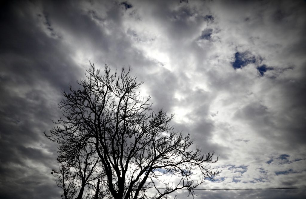 Ο καιρός σήμερα: Αίθριος με τοπικές βροχές – Η πρόγνωση για όλη τη χώρα