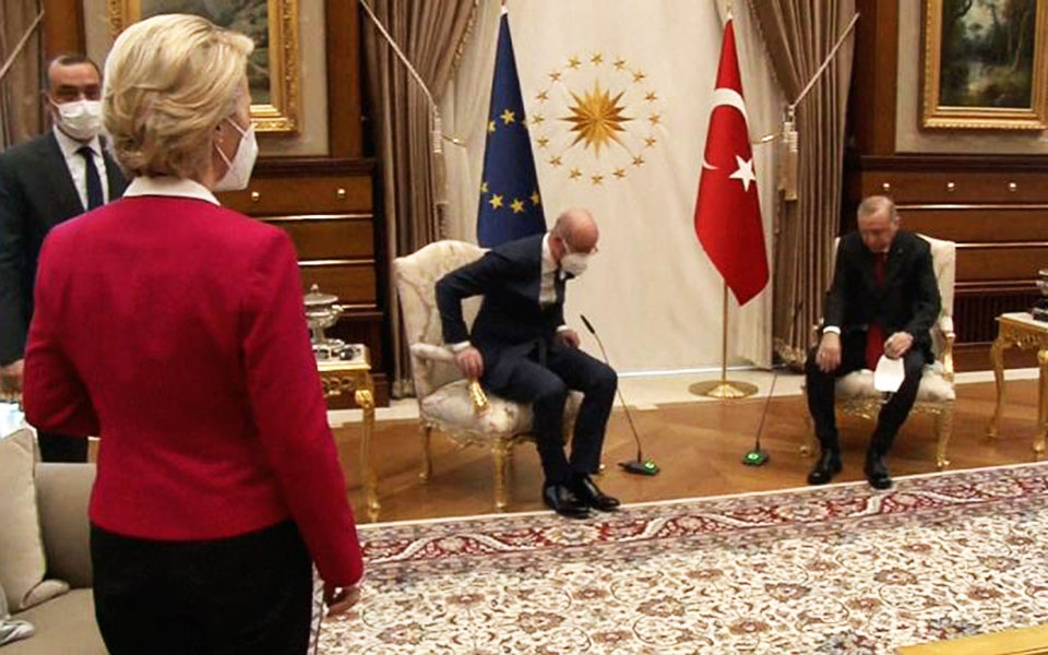 Η Ο.φον ντερ Λάιεν παίρνει θέση «πρωθυπουργού» όλων των κρατών-μελών και «επιτίθεται» στον Ν.Τραμπ