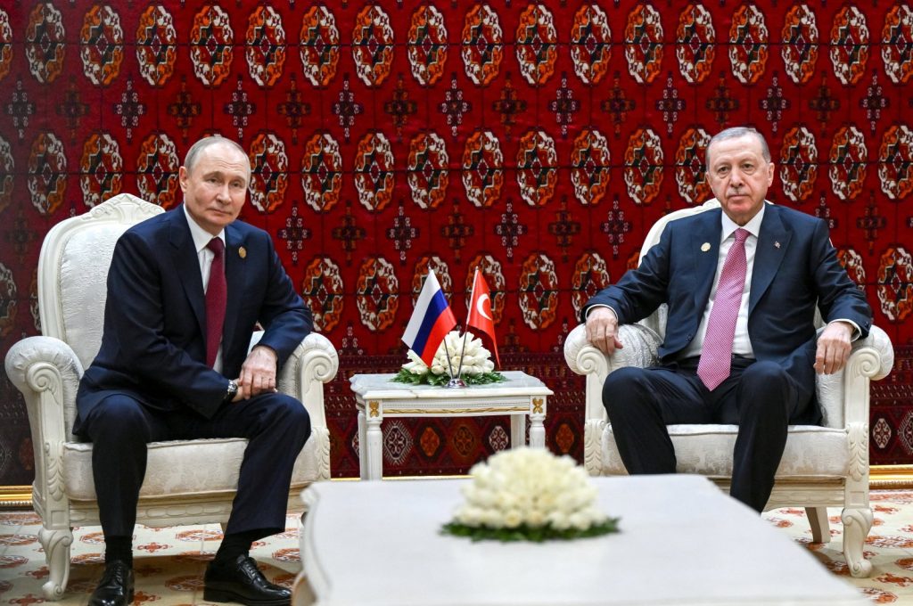 Τουρκμενιστάν: «Έξαλλος» ο  πρωθυπουργός του Πακιστάν μπήκε στην αίθουσα όπου συναντιόντουσαν Πούτιν με Ερντογάν