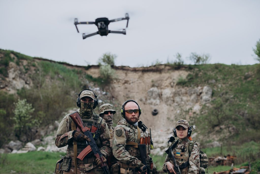 Ουκρανός στρατιώτης προσεύχεται να μην τον σκοτώσει ο Ρώσος χειριστής FPV και αυτός του χαρίζει την ζωή!