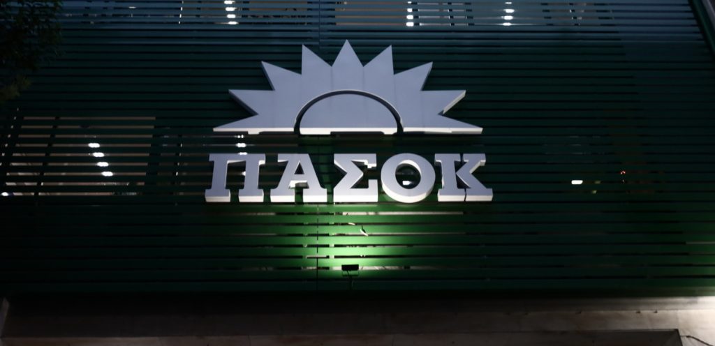 Το ΠΑΣΟΚ ανέστειλε  την κομματική ιδιότητα του Γ. Λαμπράκη