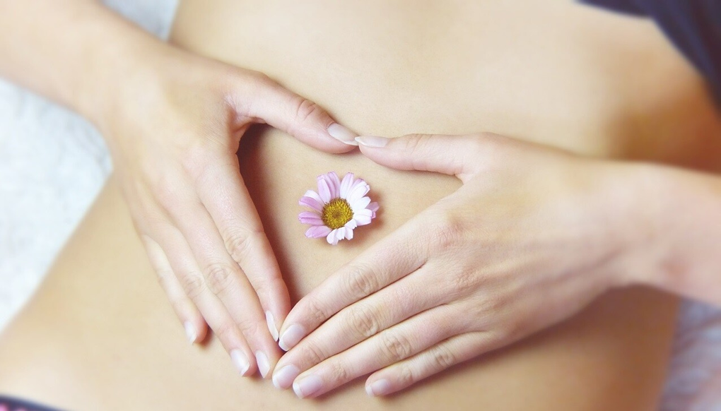 Αυτοί είναι όλοι οι πιθανοί λόγοι που μπορεί να μυρίζει άσχημα ο αφαλός σας