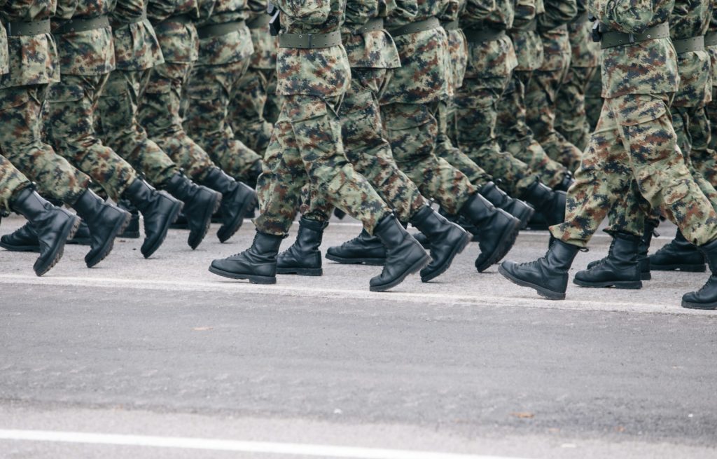 Το νέο μισθολόγιο των ενστόλων – Δείτε αναλυτικά παραδείγματα