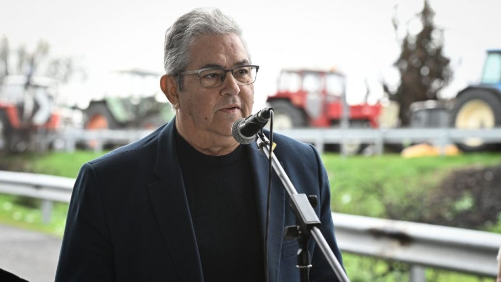 Στα μπλόκα της Φθιώτιδας ο Δ.Κουτσούμπας: «Κλιμακώστε τον αγώνα σας»