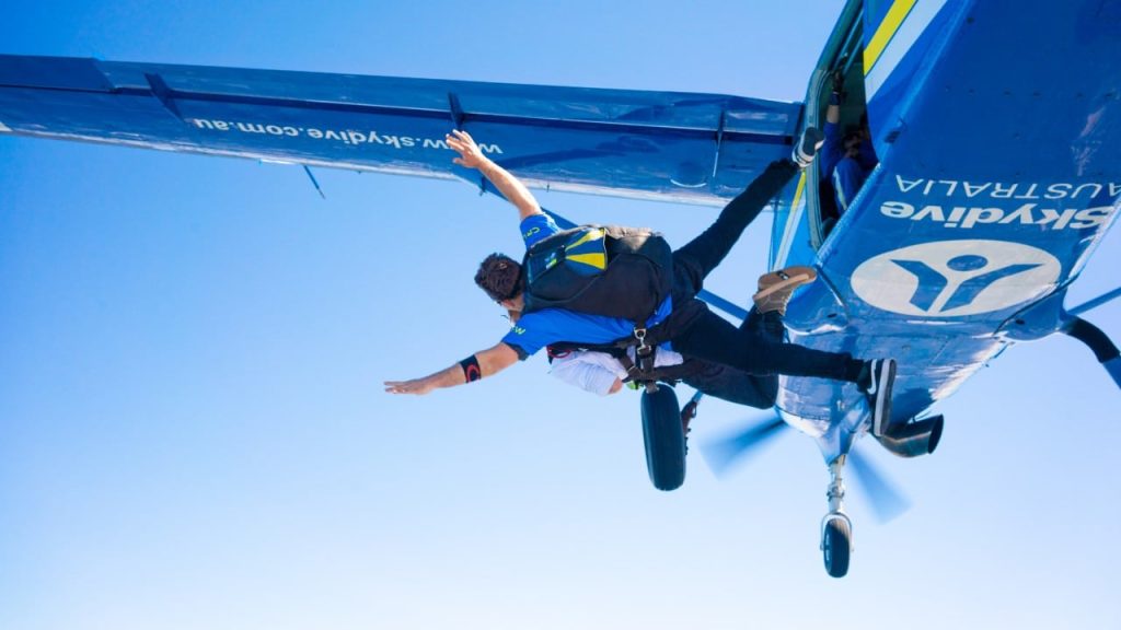 Παραλίγο τραγωδία σε πτώση με αλεξίπτωτο: Την ώρα που πηδούσε άνοιξε το εφεδρικό του