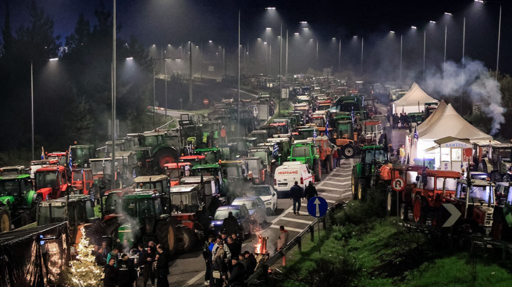 Γιορτές στα μπλόκα ετοιμάζουν οι αγρότες: Δεν υποχωρούν αν δεν δικαιωθούν