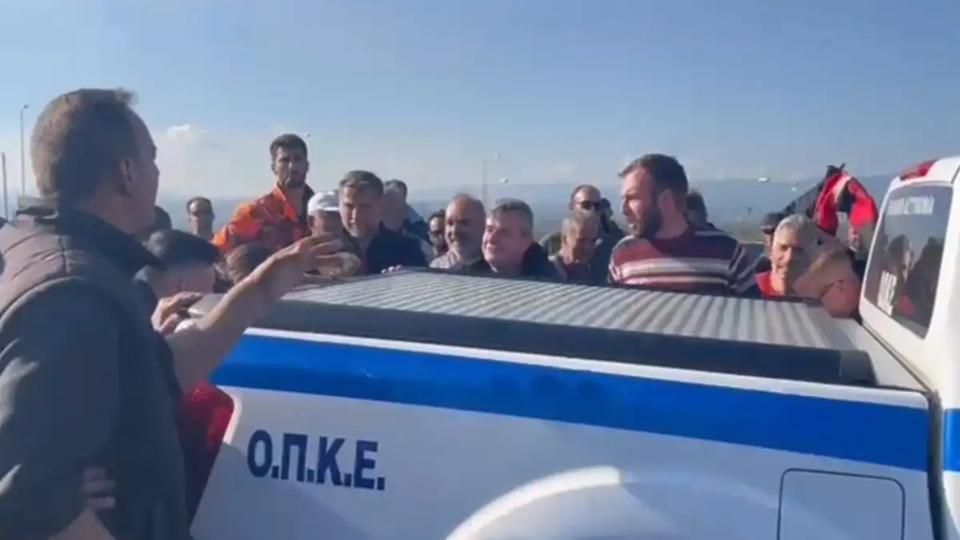 Επεισόδια στο μπλόκο της Καλαμάτας: Αγρότες επιχείρησαν να αναποδογυρίσουν αυτοκίνητο της ΕΛ.ΑΣ (βίντεο)