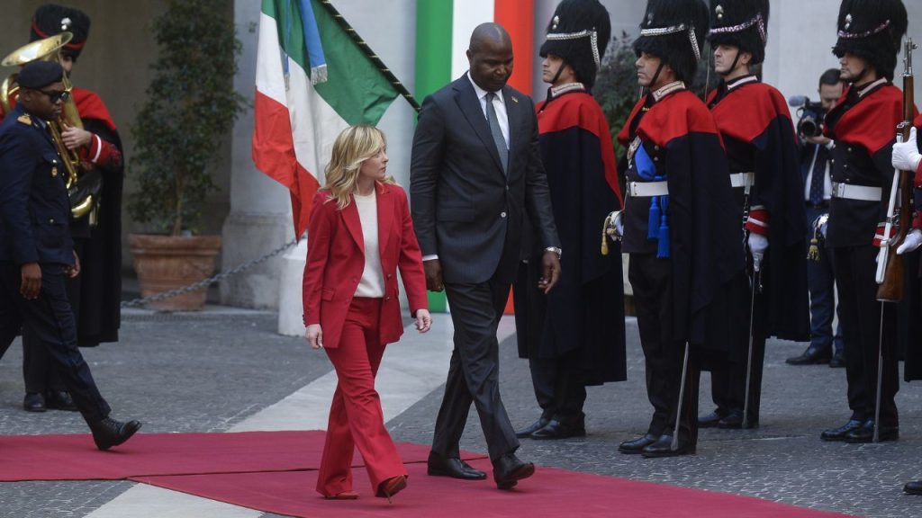 Βίντεο: Η αμήχανη στάση της Μελόνι στην συνάντησή της με τον πρόεδρο της Μοζαμβίκης