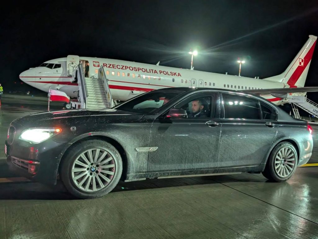 Έδωσαν στον Πολωνό πρόεδρο Κάρολ Ναβρότσκι βρώμικη λιμουζίνα κατά την επίσκεψή του στην Λετονία