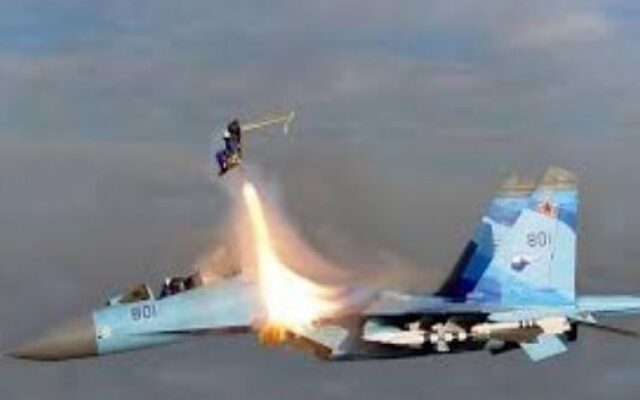 Οι Ουκρανοί διακινούν ψεύτικο βίντεο με υποτιθέμενη εκτίναξη Ρώσου πιλότου μέσα σε υπόστεγο