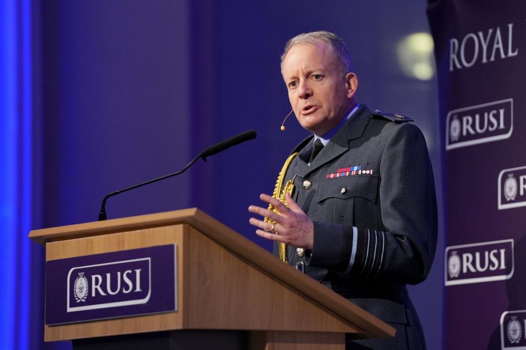 Αρχηγός βρετανικού Γενικού Επιτελείου: «Οι κόρες και οι γιοι μας θα θυσιαστούν σε πόλεμο με την Ρωσία»