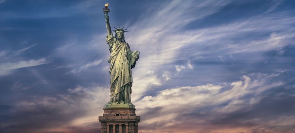 Bραζιλία: Η στιγμή που το «Άγαλμα της Ελευθερίας» ύψους 24 μέτρων στην Γκουαΐμπα «καταρρέει» λόγω ισχυρών ανέμων