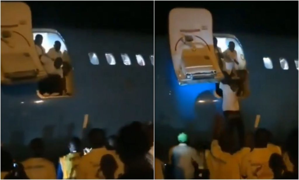 Στο Κονγκό οι επιβάτες αεροπλάνο βγήκαν με άλμα σε τσουλήθρα γιατί δεν υπήρχε σκάλα!