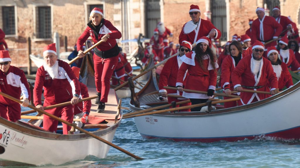 Εκατοντάδες Άγιοι Βασίληδες κάνουν αγώνες με γόνδολες στο Μεγάλο Κανάλι της Βενετίας