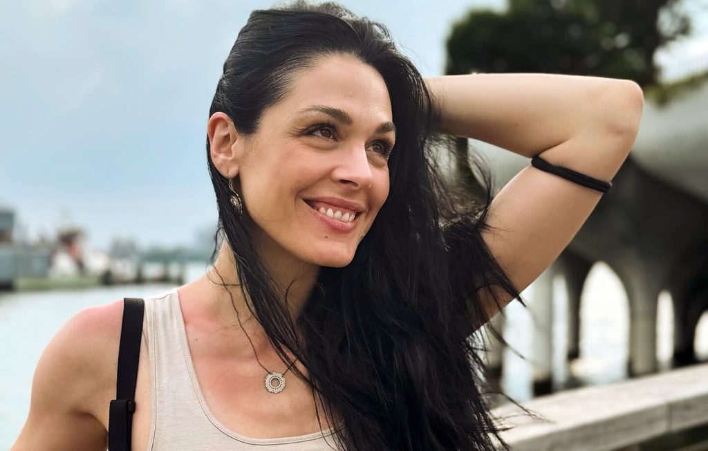 Ι.Τριανταφυλλίδου: Φωτογραφήθηκε αγκαλιά με το νεογέννητο γιο της δίπλα σε χριστουγεννιάτικο δέντρο