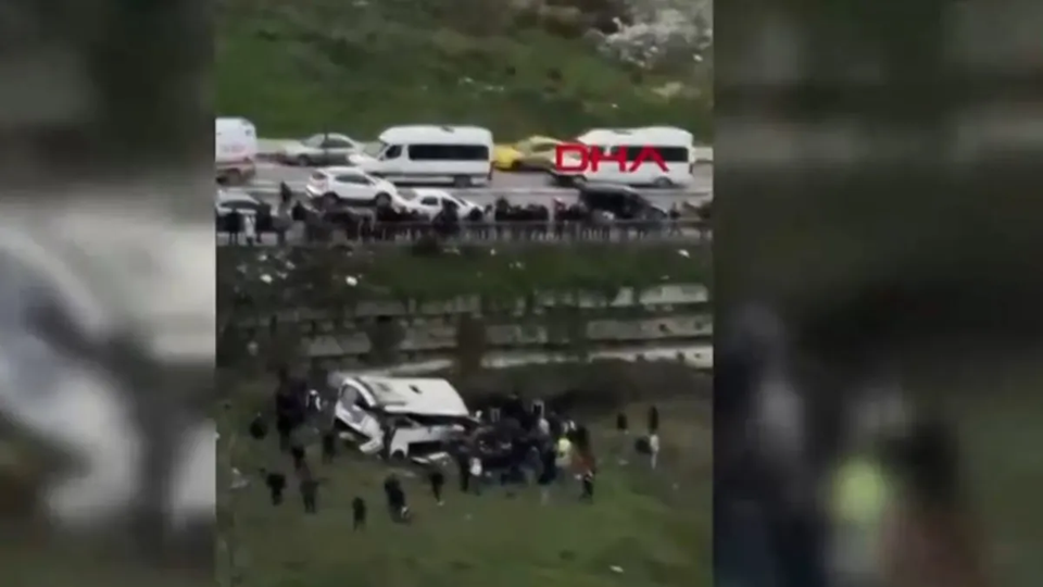 Τουρκία: Λεωφορείο έπεσε σε χαράδρα στην Κωνσταντινούπολη – Τουλάχιστον 3 νεκροί και 10 τραυματίες (βίντεο)