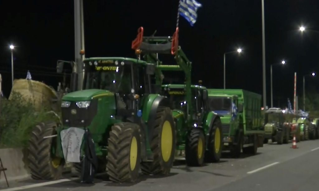 Πάτρα: Αγρότες και κτηνοτρόφοι απέκλεισαν εκ νέου τον κόμβο της Εγλυκάδας