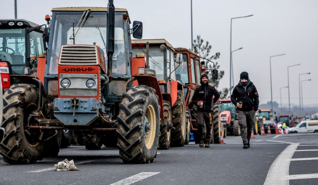 Η κυβέρνηση «βλέπει» ρήγμα στα αγροτικά μπλόκα και μιλά για διάλογο – Οι αγρότες μιλούν όμως για κοινή γραμμή