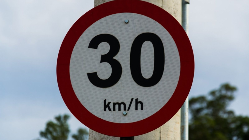 Μειώνονται από 1η Ιανουαρίου τα όρια ταχύτητας μέσα στις πόλεις – «Τσουχτερά» τα πρόστιμα για μικρές υπερβάσεις!