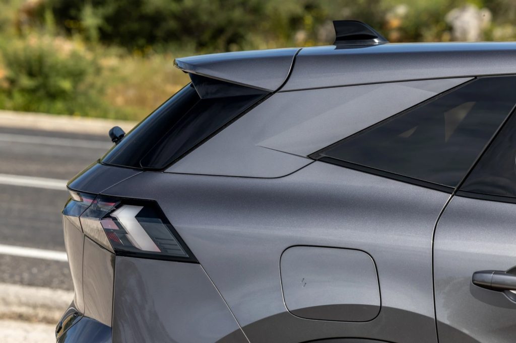 Φουλ υβριδικό SUV που καίει 4,3 lt, βγάζει 1.000 km κι έχει πορτμπαγκάζ 624 lt