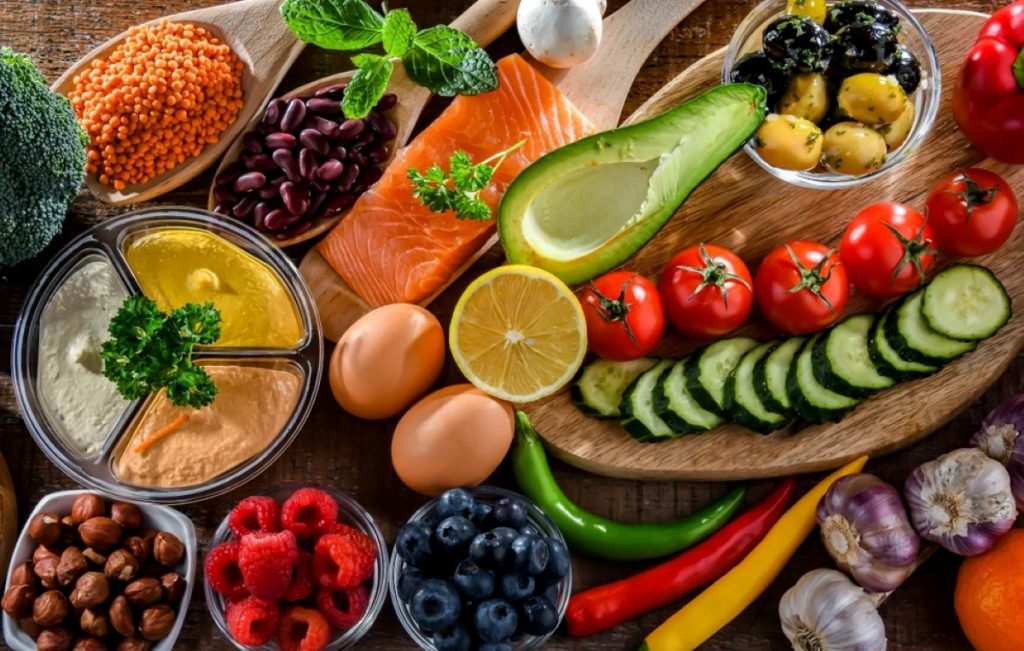 Τις γνωρίζατε; – Aυτές είναι οι τροφές που μπορούν να μας κάνουν χαρούμενους