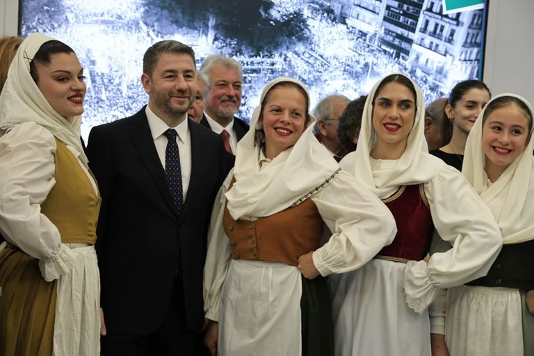 Ο Ν.Ανδρουλάκης άκουσε τα κάλαντα της Πρωτοχρονιάς από την αδελφότητα Κεφαλληνίων και Ιθακησίων Πειραιά (φώτο)