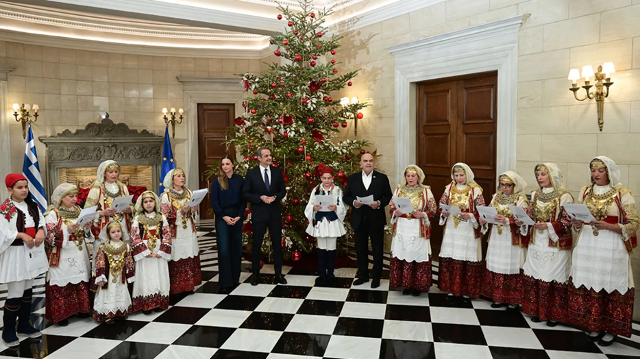 Ο Κ.Μητσοτάκης άκουσε τα πρωτοχρονιάτικα κάλαντα από την Ένωση Λιοσιωτών Ιλίου (φώτο)