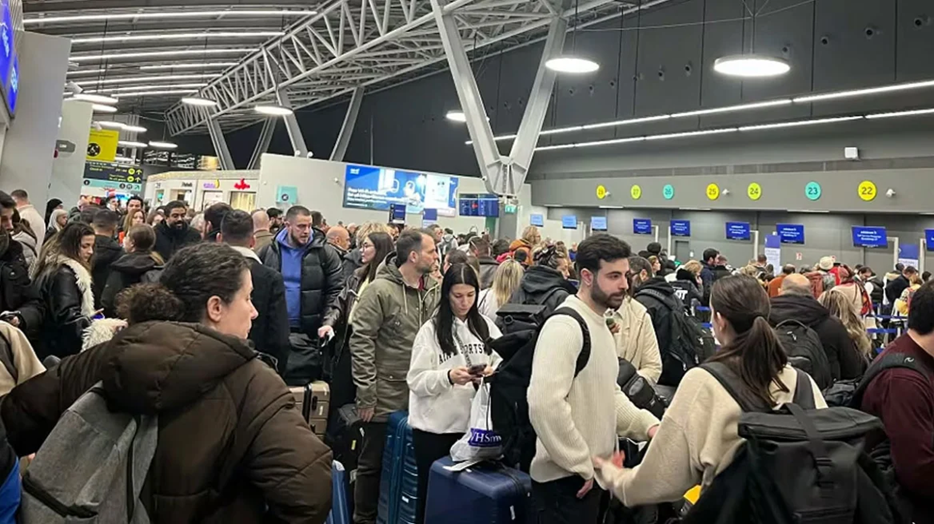 Τεράστιες ουρές επιβατών και καθυστερήσεις στο αεροδρόμιο «Μακεδονία» λόγω της «νέκρωσης» του FIR Αθηνών