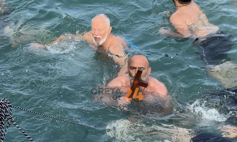 Θεοφάνια: Κολυμβητές στο Ηράκλειο Κρήτης έσπασαν κατά λάθος τον Τίμιο Σταυρό (φώτο)