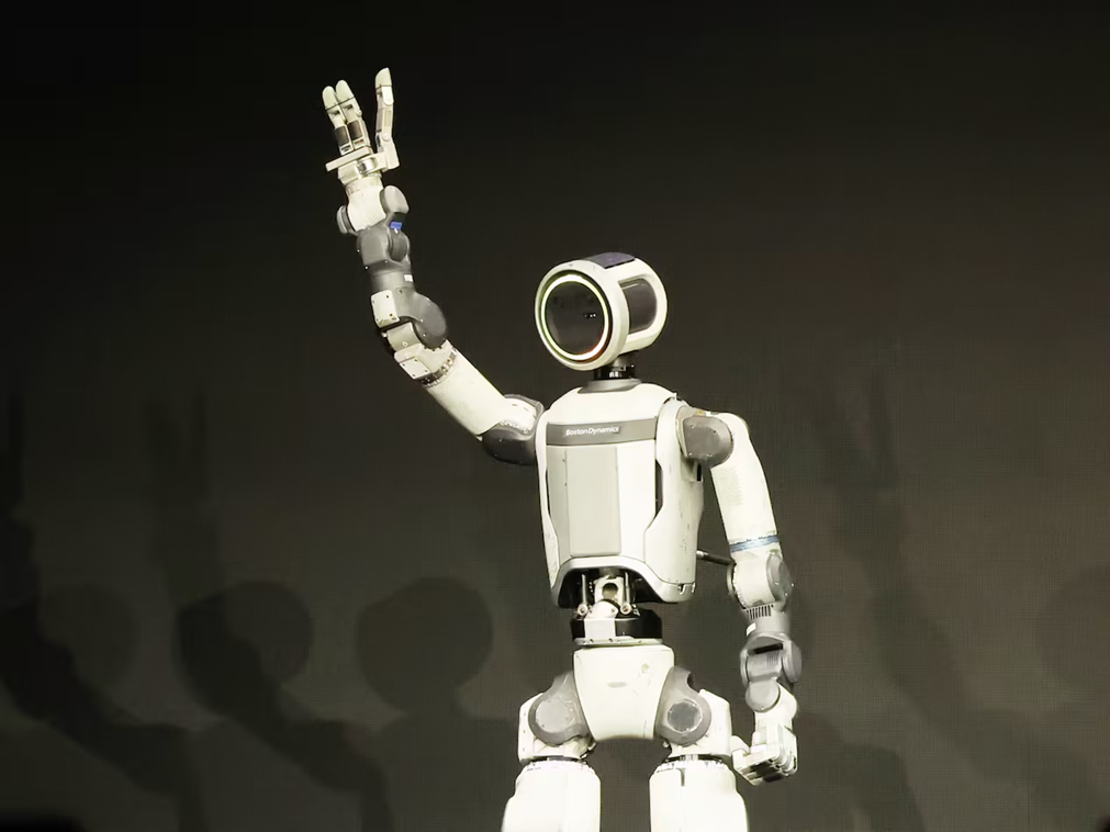 «Atlas»: Το ανθρωποειδές ρομπότ που παρουσίασε η Hyundai και θα εργάζεται στα εργοστάσιά της από το 2028 (βίντεο)