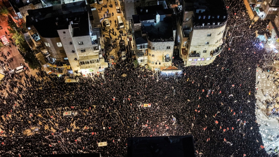 Ιερουσαλήμ: Λεωφορείο έπεσε πάνω σε πλήθος υπερορθόδοξων διαδηλωτών – Ένας νεκρός